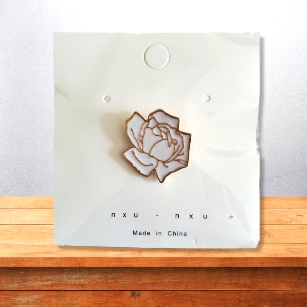 🤑$5/NIP-White and Gold Flower Pin